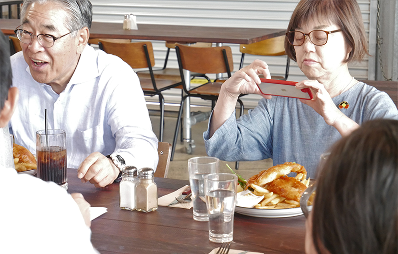 City of Moka delegates enjoy a meal at Brugan Brewery in Wokalup