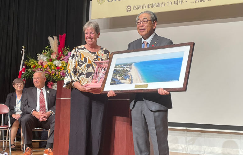 Shire of Harvey President Michelle Campbell presents a photo of the Harvey Region coastline to City of Moka President Mr Ishizaka Shinichi